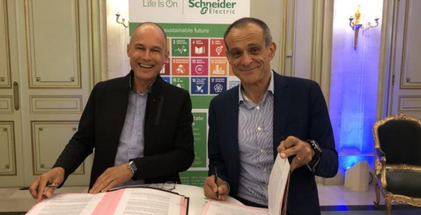 Bertrand Piccard and Jean-Pascal Tricoire signing the partnership agreement