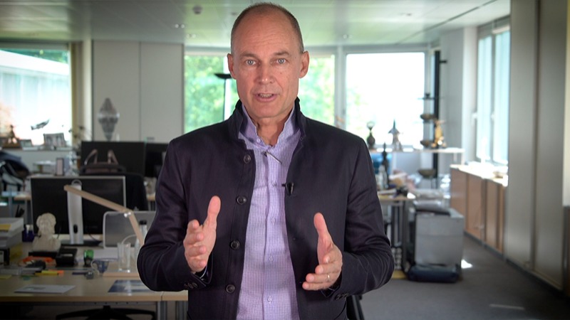 Announcement of the label by Bertrand Piccard (camera 1)