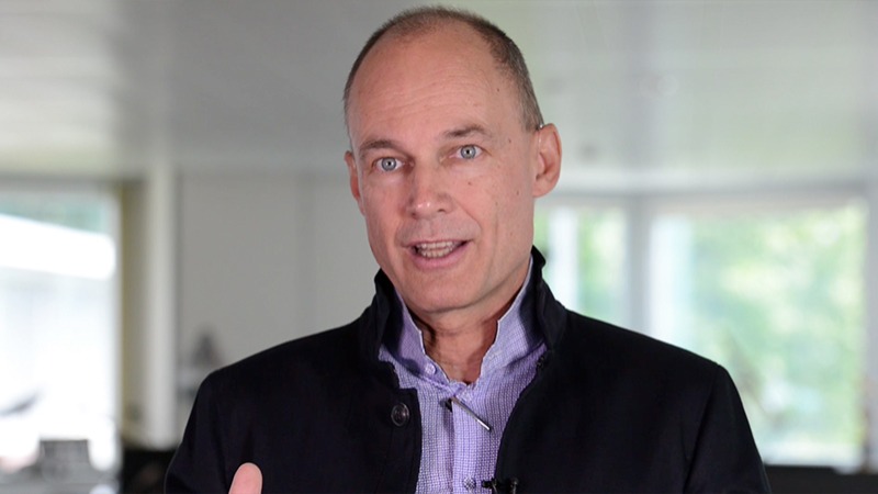 Announcement of the label by Bertrand Piccard (camera 2)