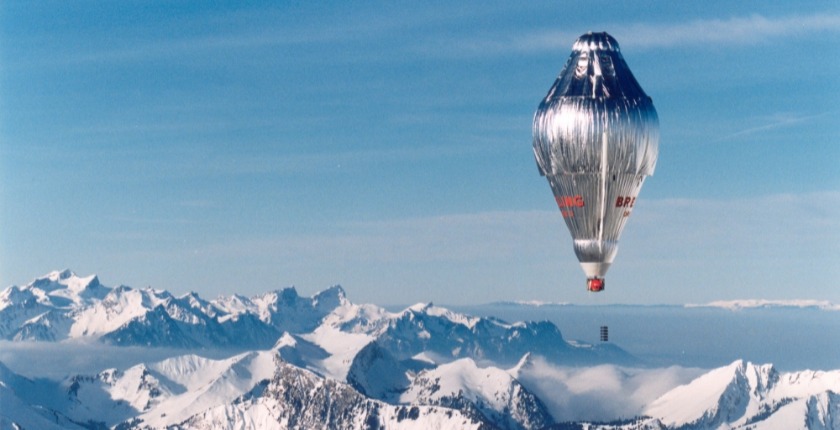 mongolfiera sopra le montagne