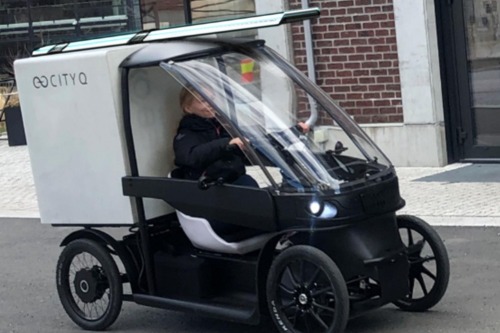 Cette voiture à pédales CityQ est-elle la solution idéale pour rouler écolo  en ville ?