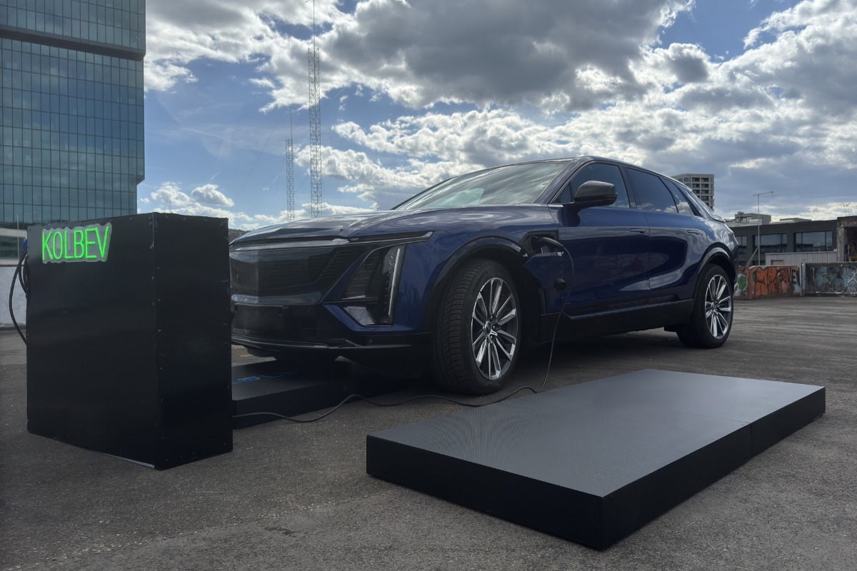 Gallery Autonomous Sustainable Mobile EV Charging System 1